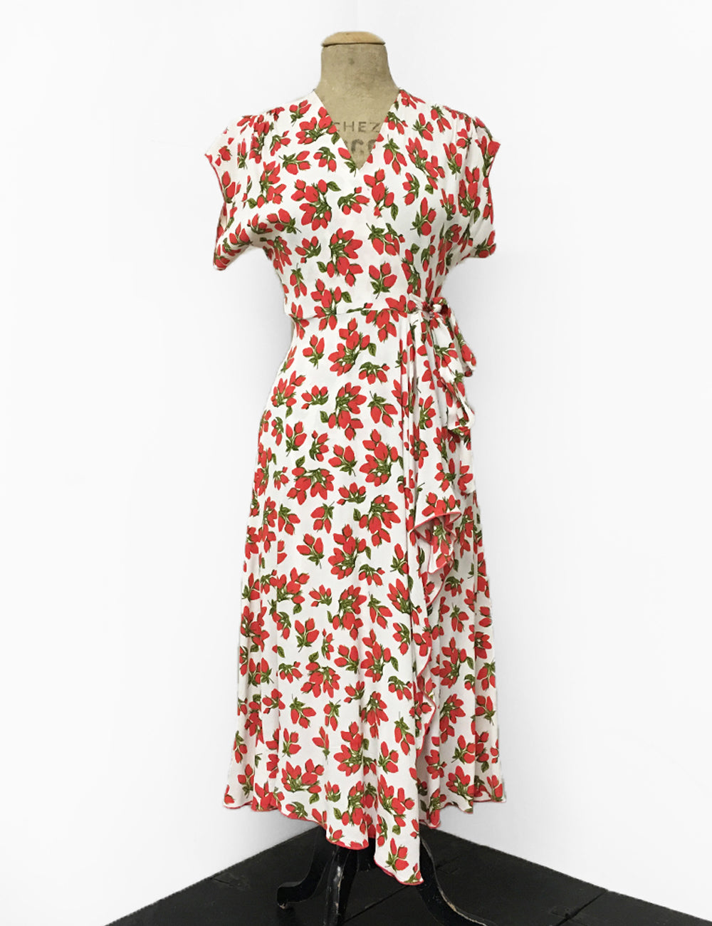 1940s Style White \u0026 Red Rosebud Floral ...
